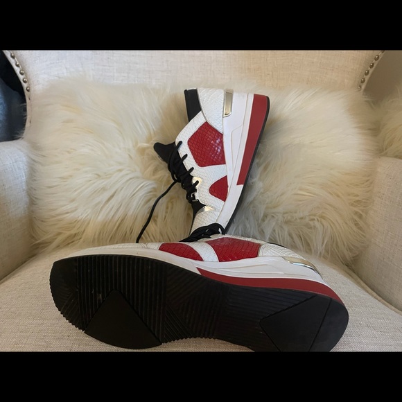 Like New sneakers - Picture 2 of 3